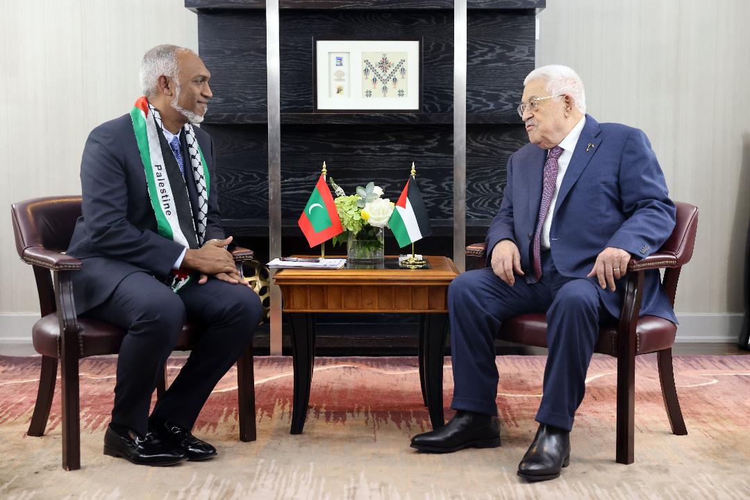 الرئيس محمود عباس خلال لقائه رئيس جمهورية المالديف محمد مويزو (تصوير: ثائر غنايم)